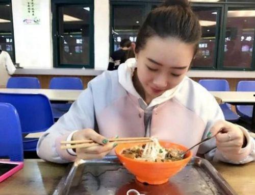 娱乐吃瓜酱不叠被子